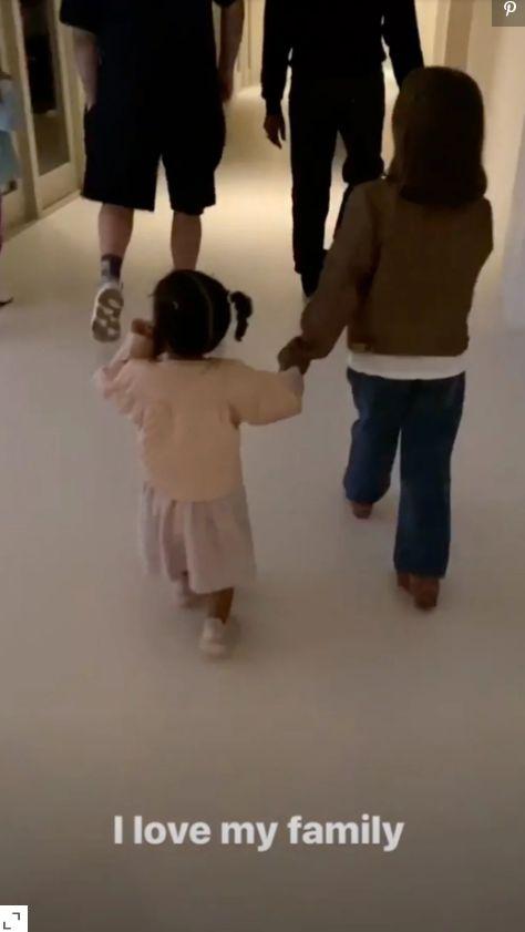 To fragment filmu z urodzin Kim Kardashian. W tle widać dwóch mężczyzn - internauci uznali, że ten po lewej stronie to Rob Kardashian. Faktycznie wygląda szczuplej niż kiedyś.