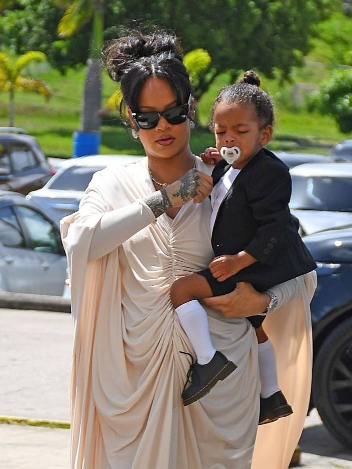 Rihanna pożegnała swojego ojca. Zrezygnowała z tradycyjnego żałobnego stroju (FOTO)