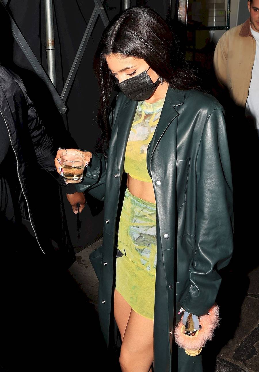 Kylie Jenner imprezuje w krótkiej mini. Takiej torebki nie ma chyba żadna gwiazda (ZDJĘCIA)