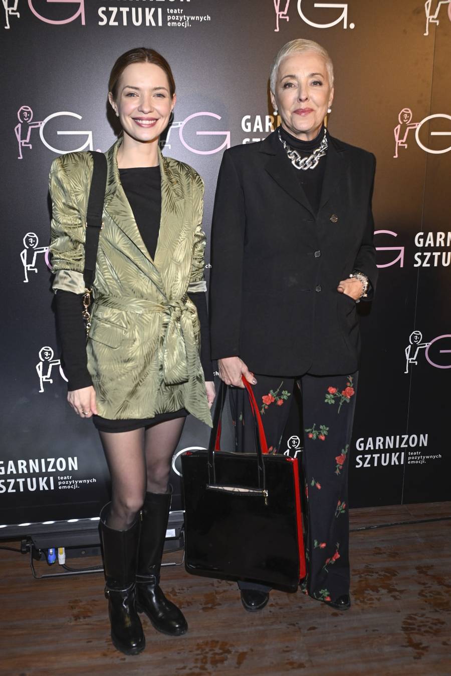 Premiera sztuki “Klub Niepokornych”. Sylwia Bomba i Collins błyszczą na ściance, Beata Tadla z mężem….