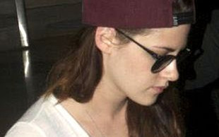 Kristen Stewart nosi czapkę z przesłaniem (FOTO)