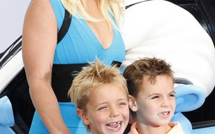 Britney Spears zabrała synów na premierę filmu Smerfy 2 FOTO