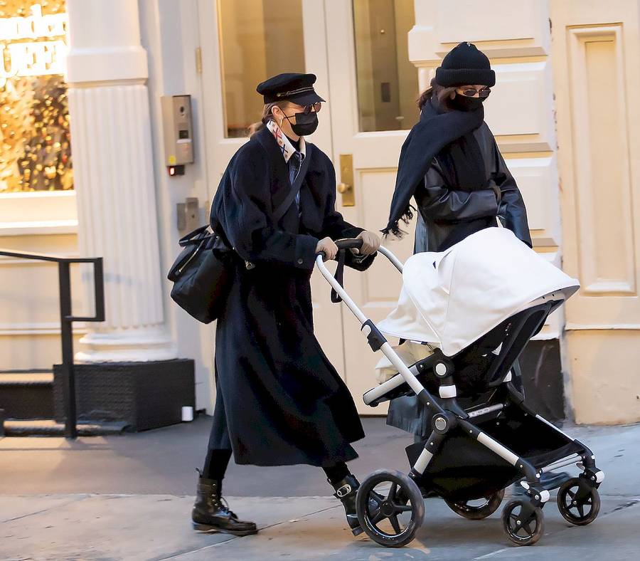 Gigi Hadid z siostrą Bellą na spacerze