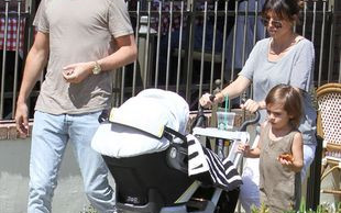 Rodzina Kourtney Kardashian wybrała obiad na mieście (FOTO)