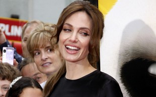 Angelina Jolie aranżuje zdjęcia z dziećmi