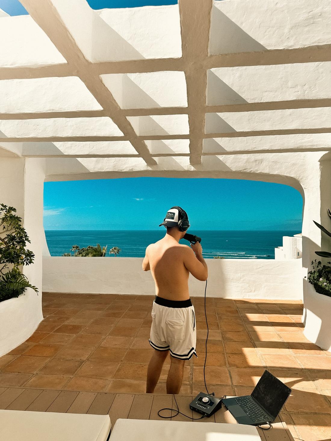 Allan Krupa pracuje nad nową muzyką w towarzystwie tajemniczej blondynki, fot. Instagram