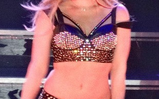 Britney Spears domalowała sobie mięśnie brzucha? (FOTO)