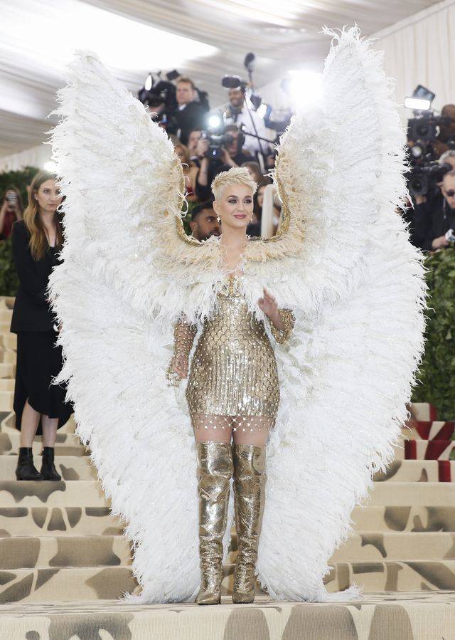 ZJAWISKOWE kreacje na Met Gali 2018: Kardashianki, Rihanna jak papież…
