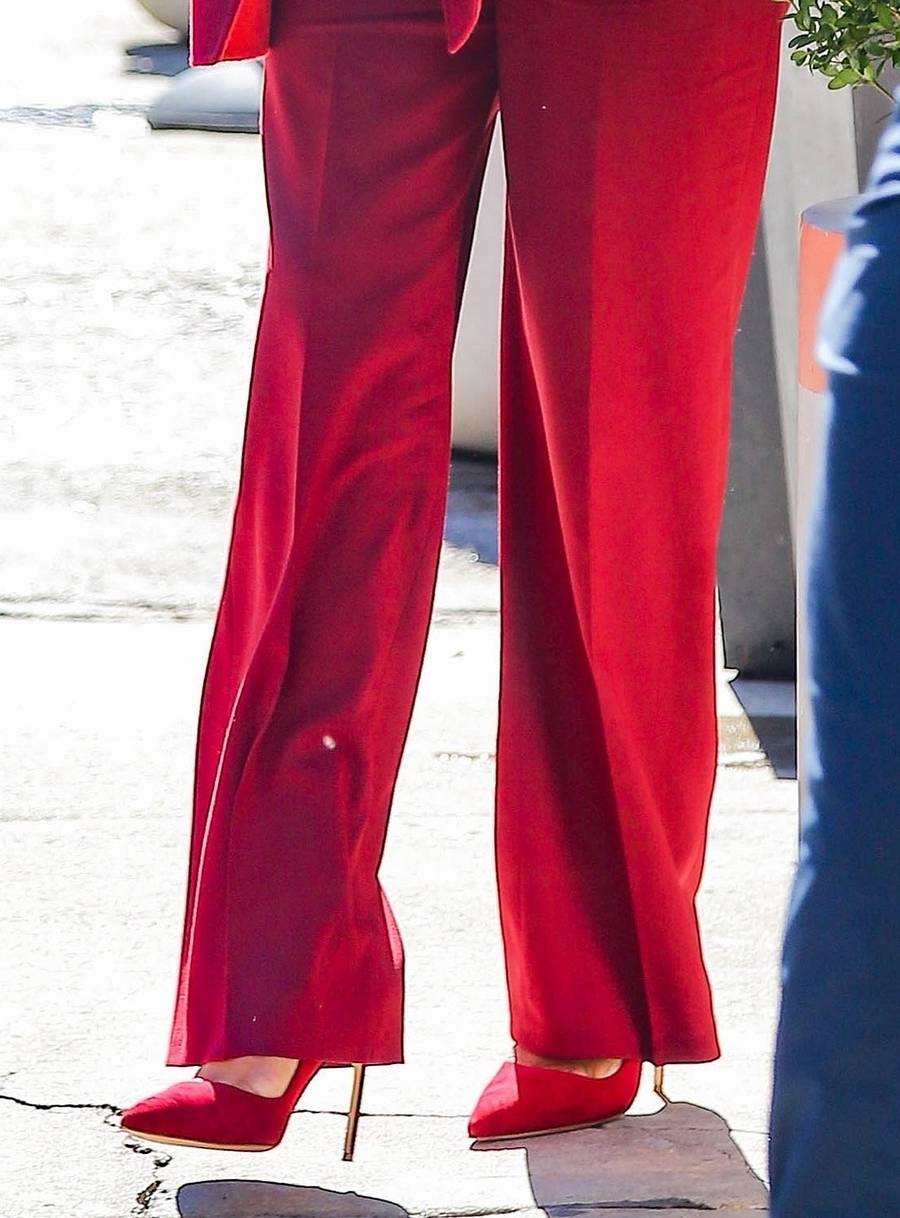 Meghan Markle w czerwonym total looku – na takie stroje nie mogła sobie pozwolić jako księżna (ZDJĘCIA)