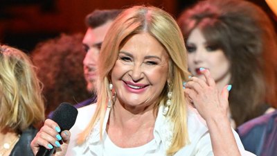 66-letnia Majka Jeżowska w mikro mini pozuje na ściance. Co za nogi!