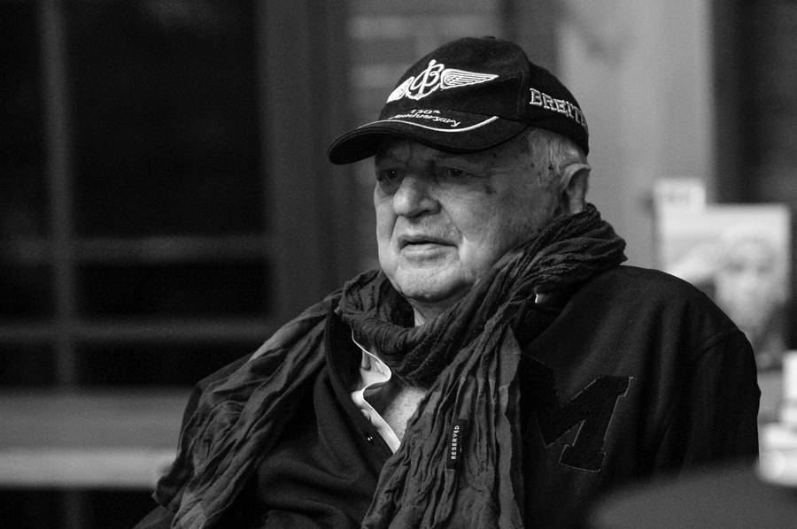 Pogrzeb Jerzego Gruzy – reżysera “Czterdziestolatka”. Banasiuk z ojcem, Olejnik z partnerem, Olbrychski z żoną