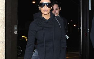 Kim Kardashian zdjęła buty na lotnisku i… (FOTO)