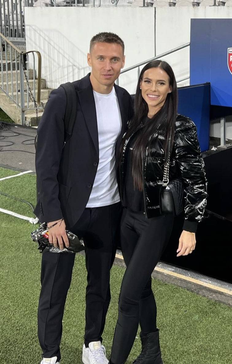 Przemysław Frankowski przywitał Stambuł! Jego żona już podbija serca TURECKICH kibiców (FOTO)