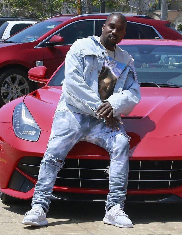 Jest tak ŹLE? Kim Kardashian pomaga KARMIĆ Kanye Westa w szpitalu