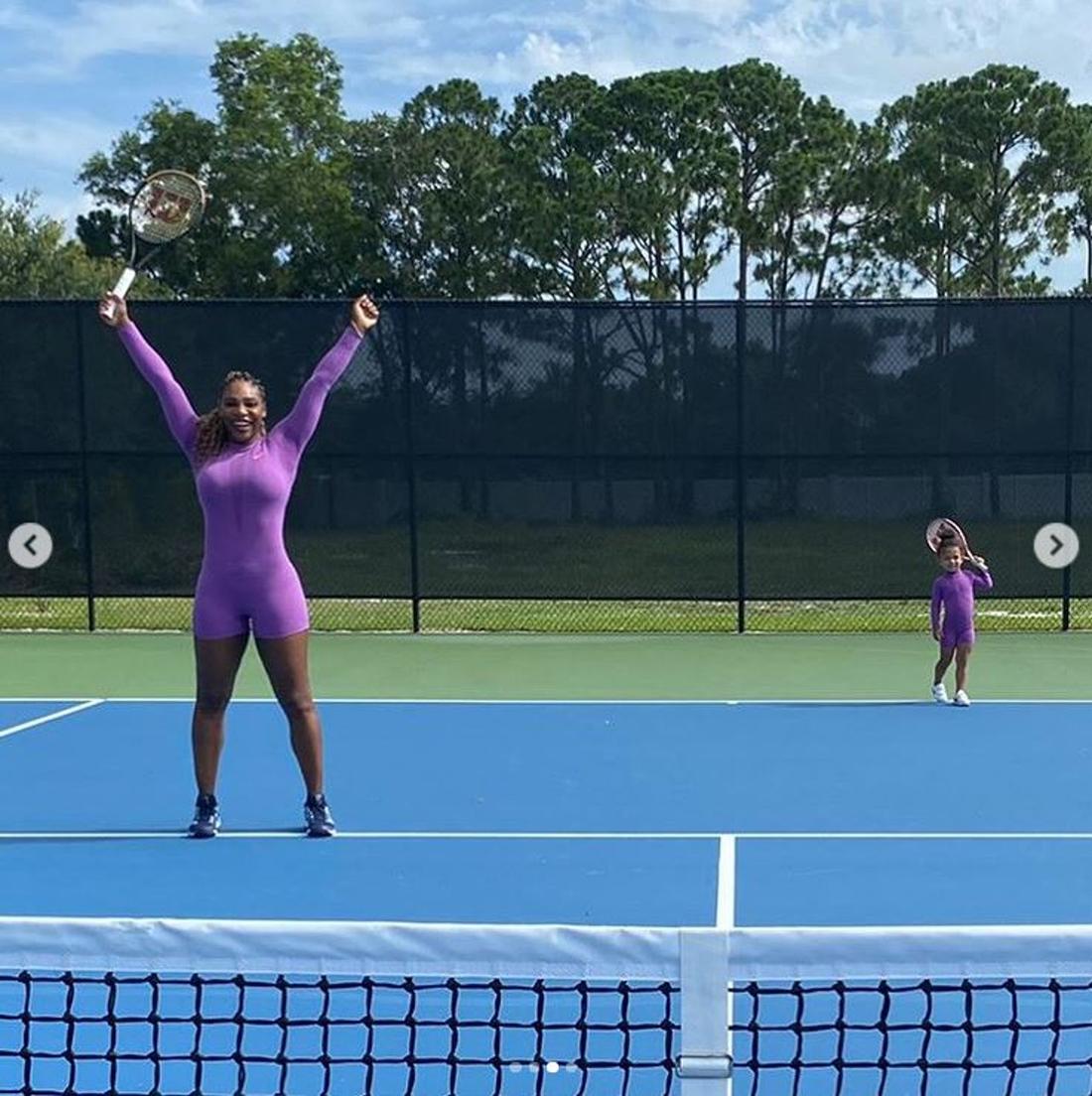 Serena Williams na korcie z córką Alexis Olympia.