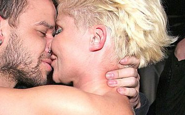 Kto się tak migdalił? (FOTO)