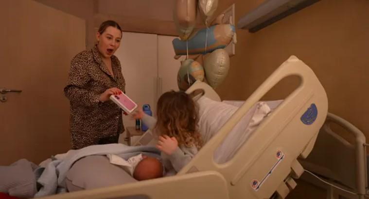 5-letnia córka Andziaks dostała prezent od nowonarodzonego brata, fot.. YouTube