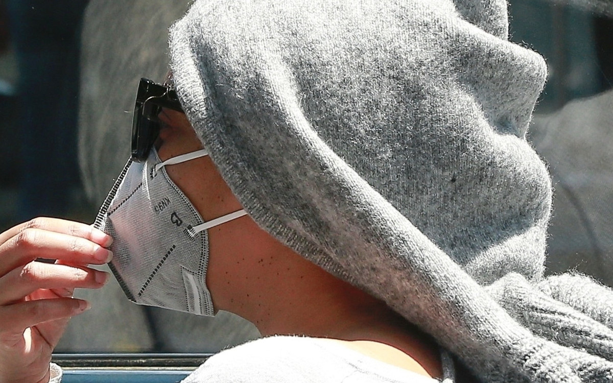 Zamaskowana Beyonce jedzie kabrioletem ulicami Beverly Hills (ZDJĘCIA)