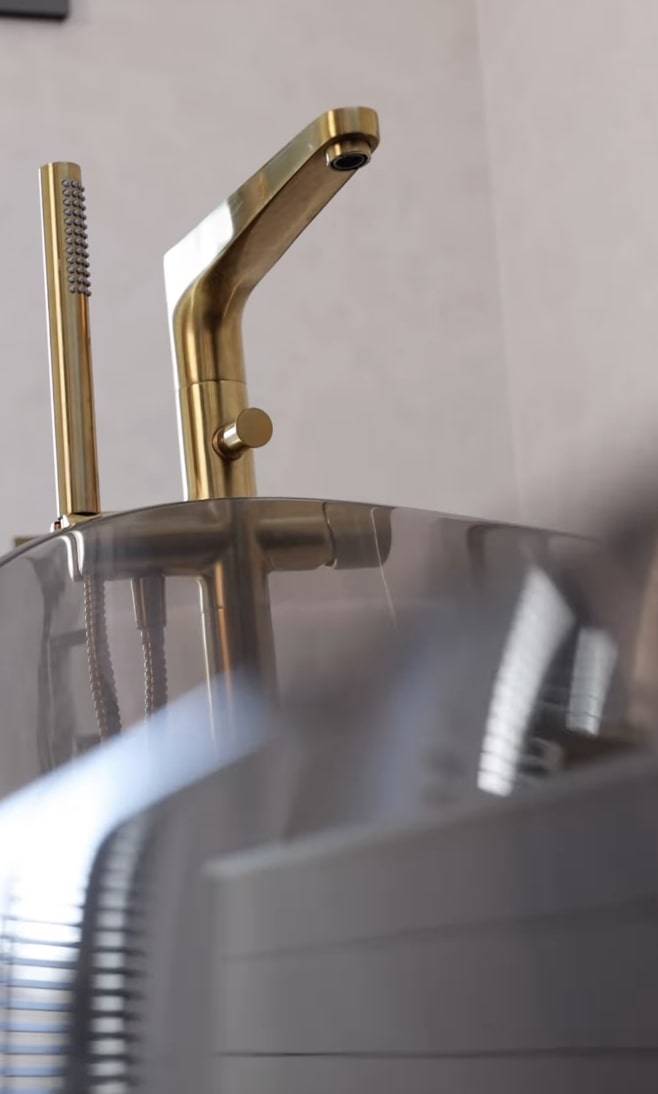 Sandra Kubicka pokazała swoją nową łazienkę! Złoto, transparentna wanna i wielkie podświetlane lustra (FOTO)