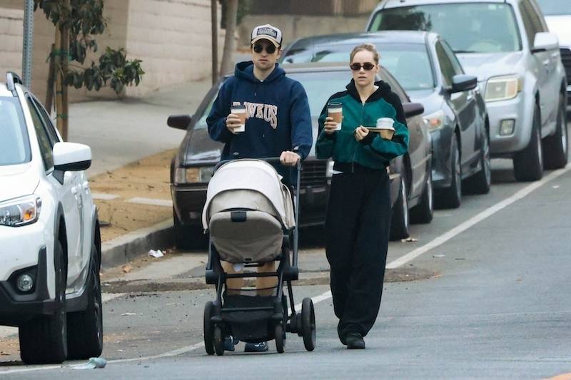 To najsłodsze, co dziś zobaczysz! Robert Pattinson prowadzi wózek i trzyma za rękę ukochaną