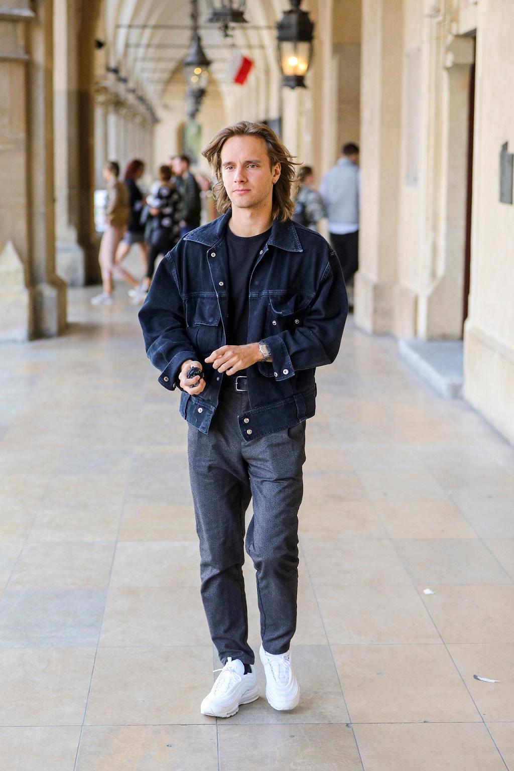 Maciej Musiał w grungowej stylizacji.