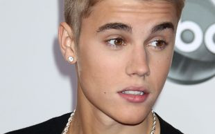 Justin Bieber chwali się swoim kaloryferem (FOTO)
