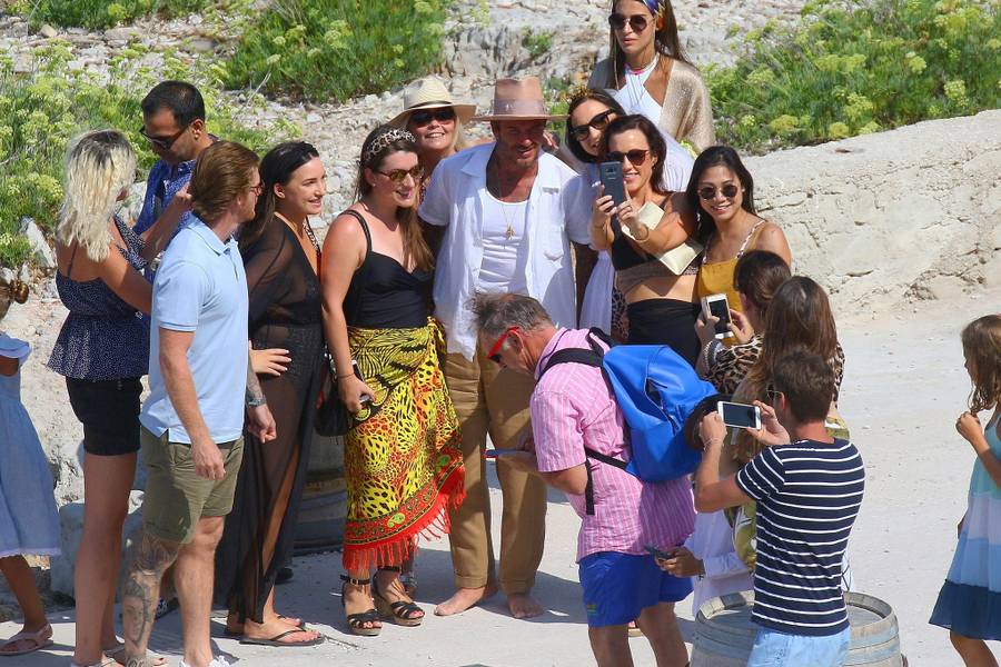 Beckhamowie na łodzi u Eltona Johna. Victoria i David z fanami robią zdjęcia (ZDJĘCIA)