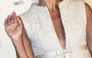 Eva Mendes chętnie zrzuca ubranka