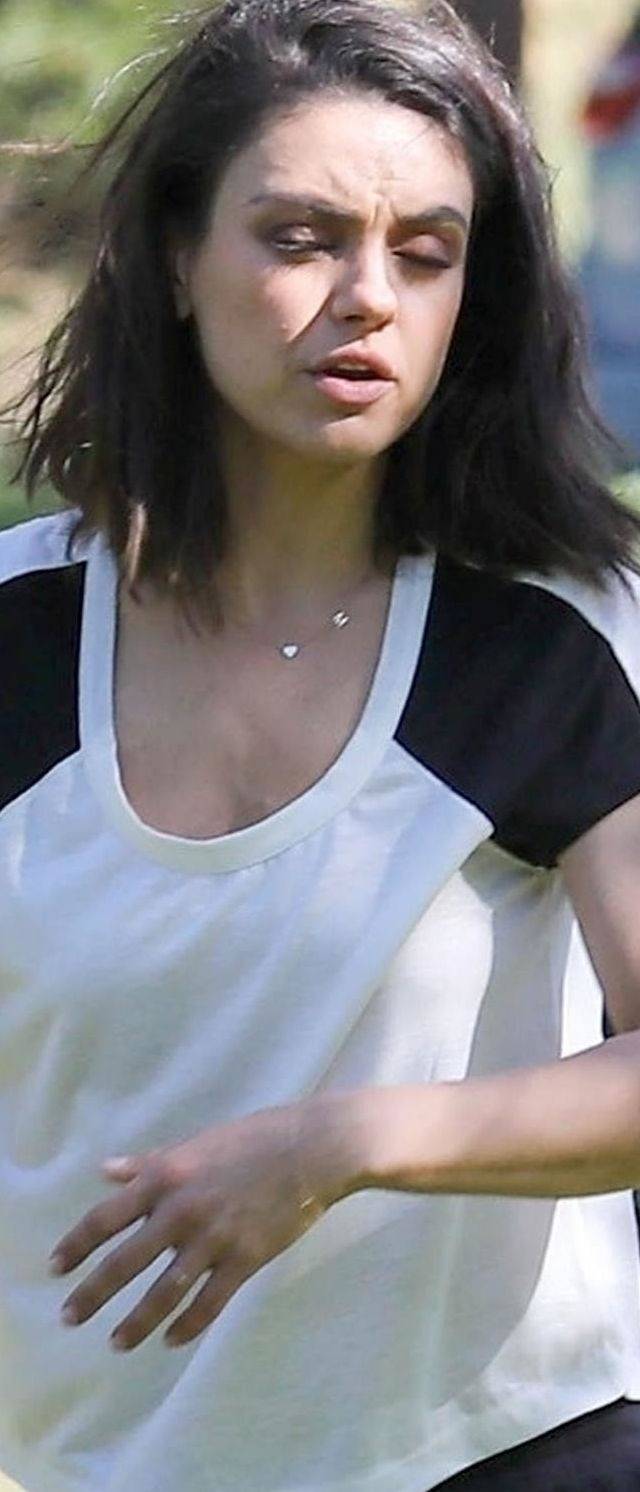 Zmęczeni Mila Kunis i Ashton Kutcher z dziećmi na placu zabaw (ZDJĘCIA)