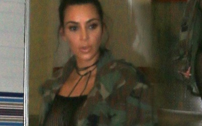 Kim Kardashian w sukience z siatki BEZ STANIKA (FOTO)