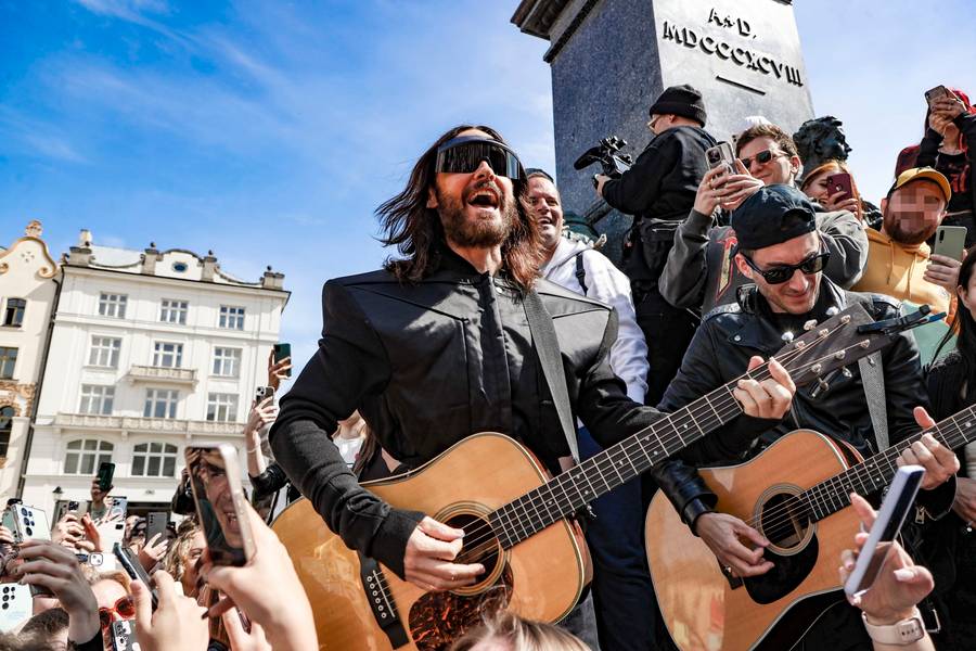Jared Leto pojawił się w KRAKOWIE! Zagrał spontaniczny koncert na Rynku Głównym (FOTO)