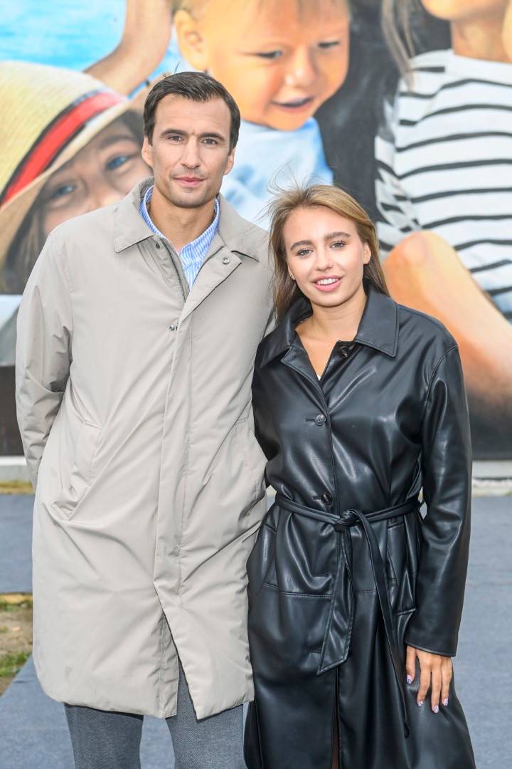 Jarosław Bieniuk i Oliwia Bieniuk w ulubionym płaszczu, na odsłonięciu muralu Anny Przybylskiej