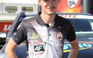 Adam Małysz parkuje w ścianie [VIDEO]