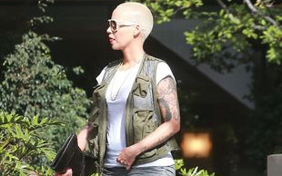 Amber Rose dodaje sobie seksapilu szpilkami (FOTO)