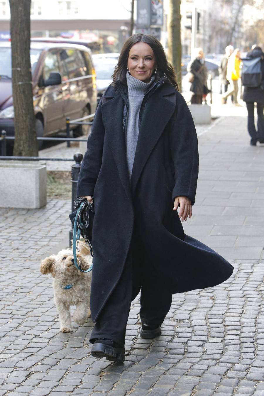 Gwiazdy mkną do studia “DDTVN”! Kasia Kowalska z pieskami, Joanna Liszowska w ogromnym futrze (FOTO)