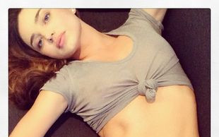 Miranda Kerr wcale nie ma dużego biustu (FOTO)