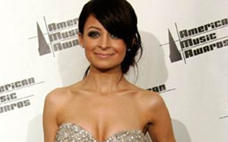 Rosnące piersi Nicole Richie