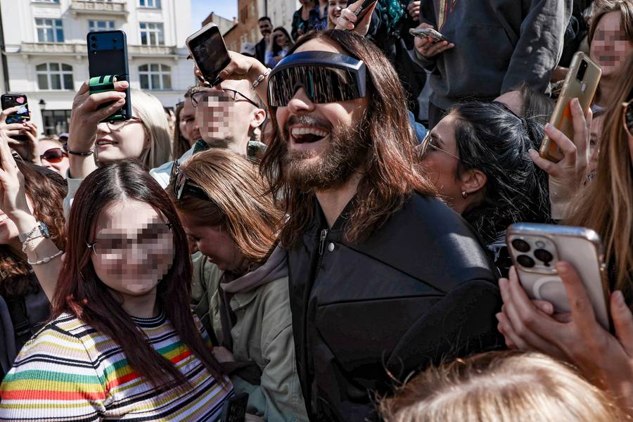 Jared Leto pojawił się w KRAKOWIE! Zagrał spontaniczny koncert na Rynku Głównym (FOTO)