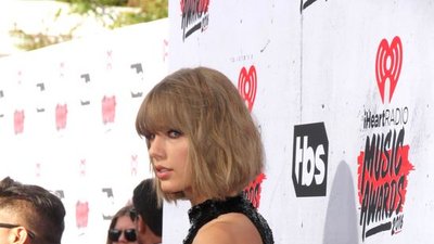 Jak rosła pupa Taylor Swift?