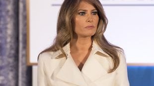 Alyssa Milano mówi Melani Trump, co powinna zrobić z biżuterią