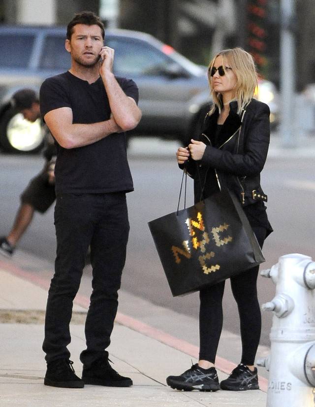Sam Worthington na zakupach z dziewczyną, Larą Bingle