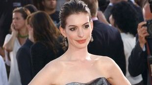 Anne Hathaway: jasna skóra jest sexy! (FOTO)