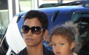 Halle Berry z Gabrielem Aubry i córeczką (FOTO)