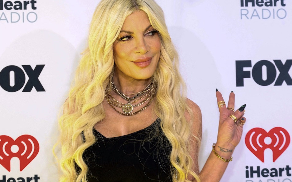 Tori Spelling nie może załatwiać się będąc sama, dlatego jej 7-letni syn towarzyszy jej w toalecie