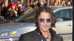 Johnny Depp samotnie na premierze Dark Shadows (FOTO)