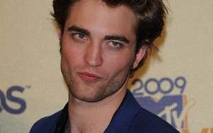 Musieli domalować mięśnie Robertowi Pattinsonowi