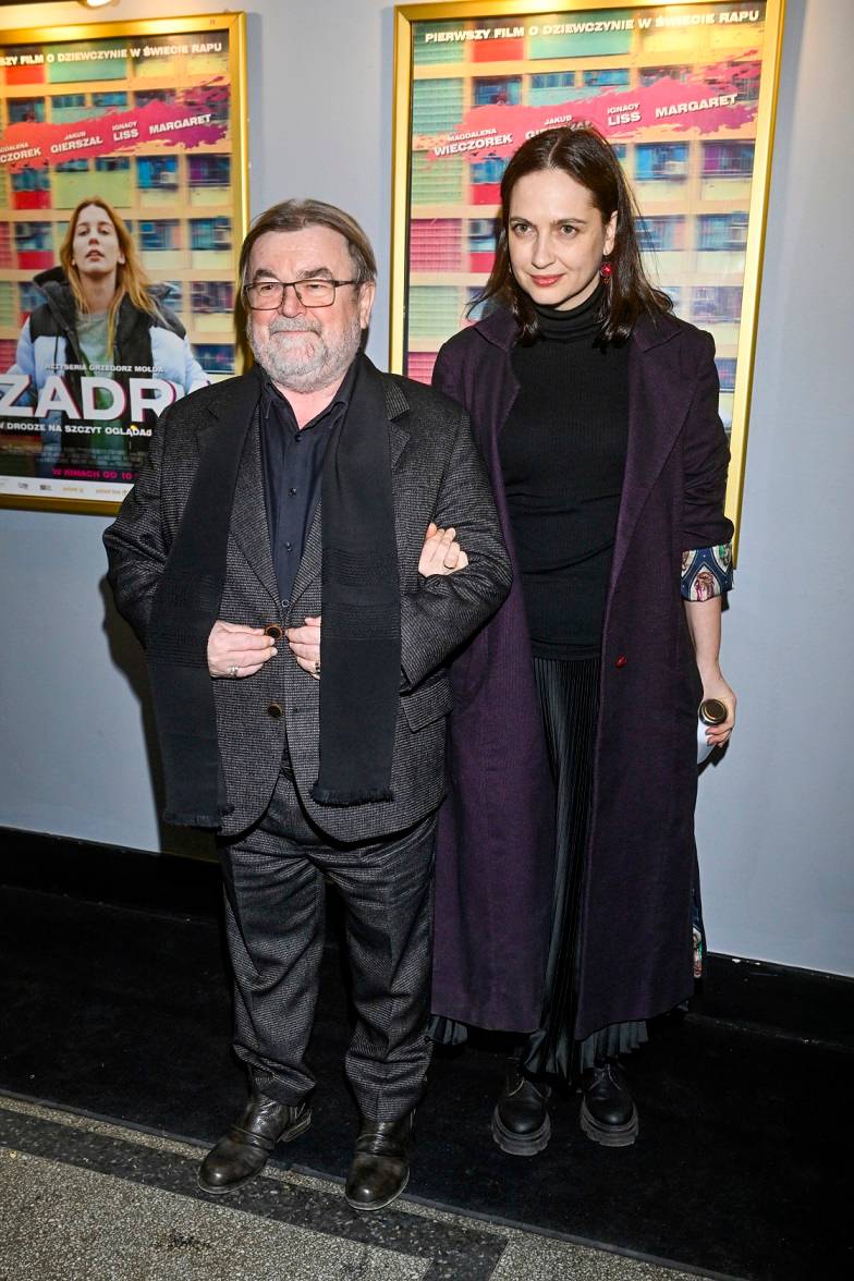 Premiera filmu “Zadra”. Miszczak i Cieślak pozują razem do zdjęć, a obok nich Wenedzikowska z nową fryzurą