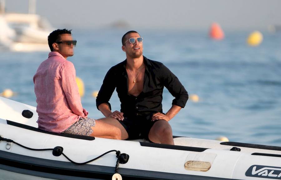 Simone Susinna, gwiazda “365 dni” wypoczywa na jachcie z tajemniczym towarzyszem (ZDJĘCIA)