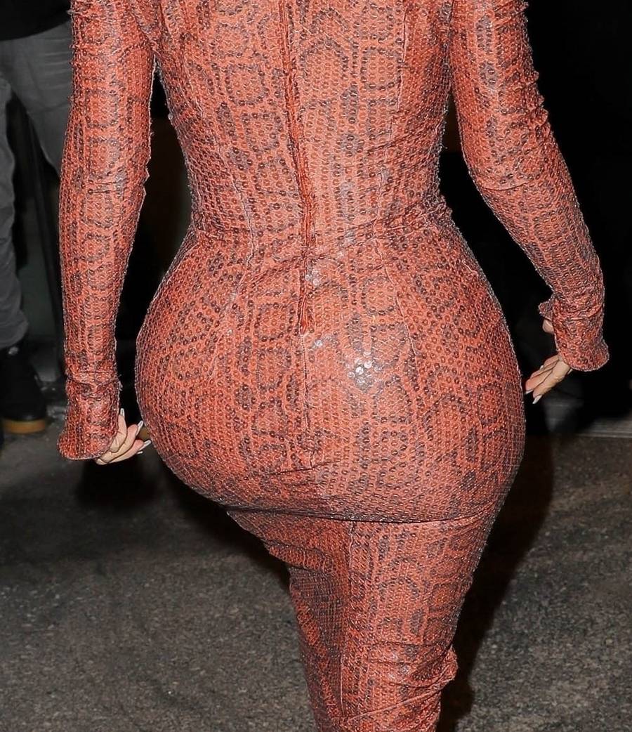 Ta kreacja pokazała PRAWDZIWE wcięcie w talii Kim Kardashian