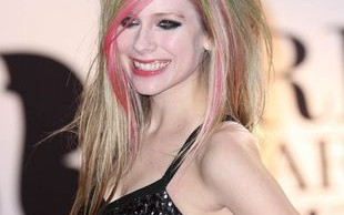 Avril Lavigne szaleje z fryzurą (FOTO)